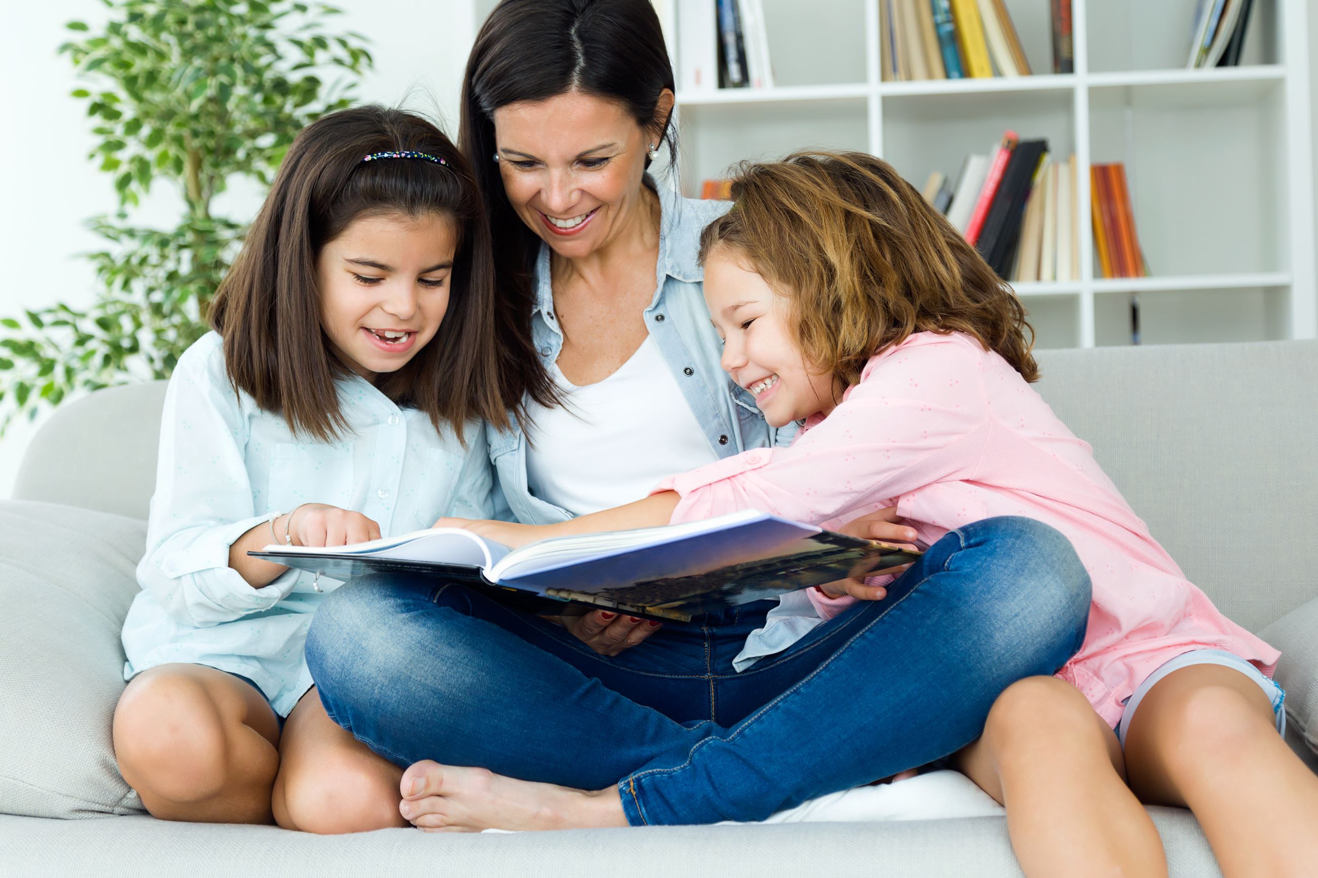 mom reading to 2 kids